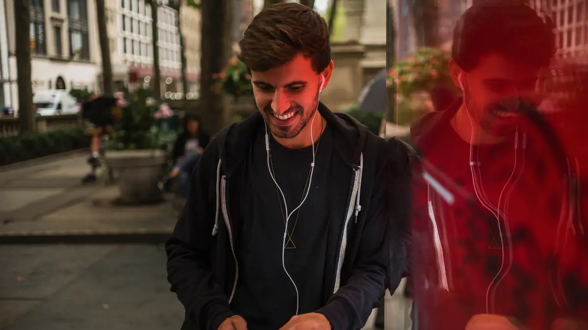 Distraction by Phones and Headphones in Public Spaces