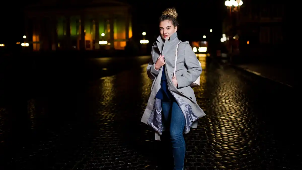 Worried About Walking Alone at Night? Master These 5 Awareness Tricks