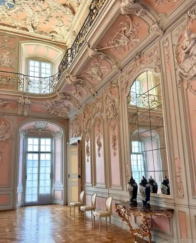 Pastel Molding for Opulent Walls