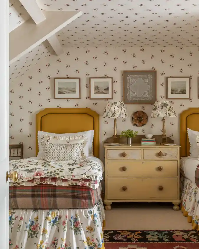 Cozy Cottage Twin Room Under the Eaves