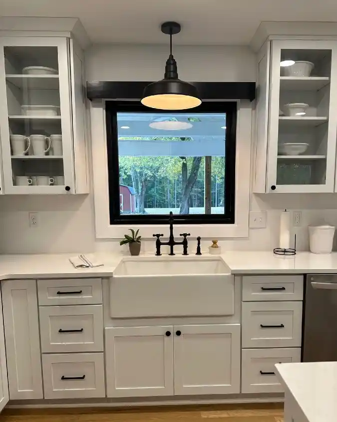 Maximizing Natural Light with a Centered Window and Pendant