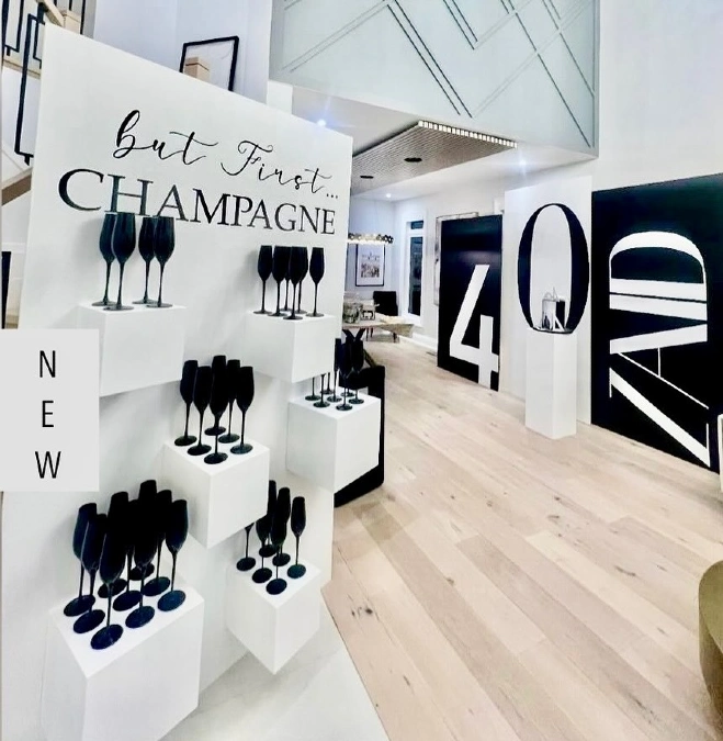 Monochrome flute wall