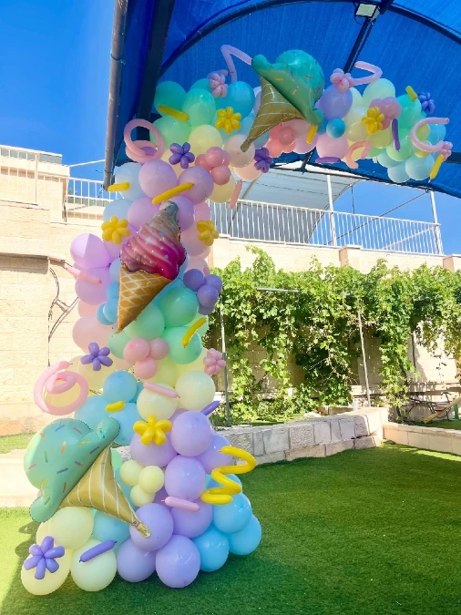 Outdoor Sundae Balloon Column